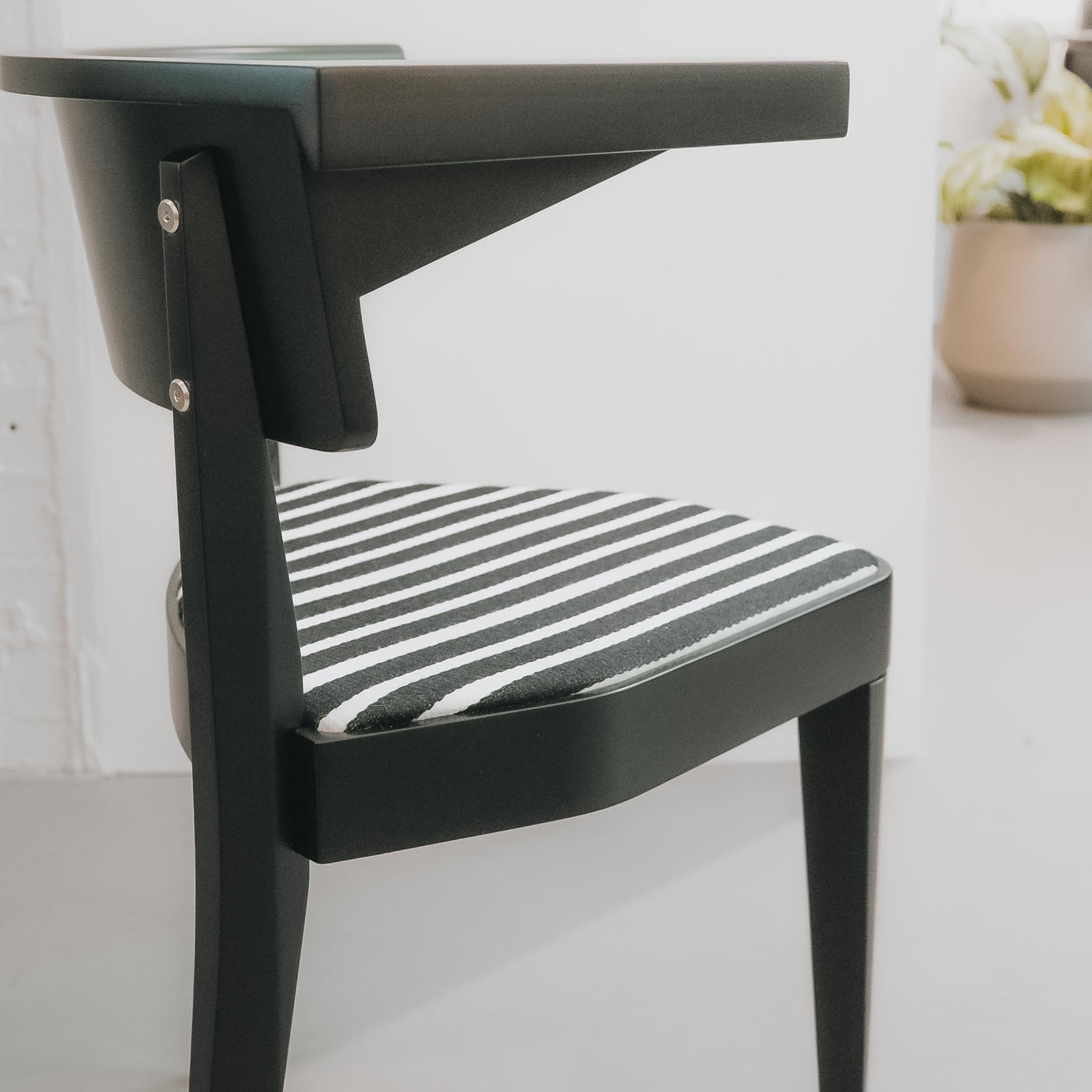 B1 Armchair Black & White