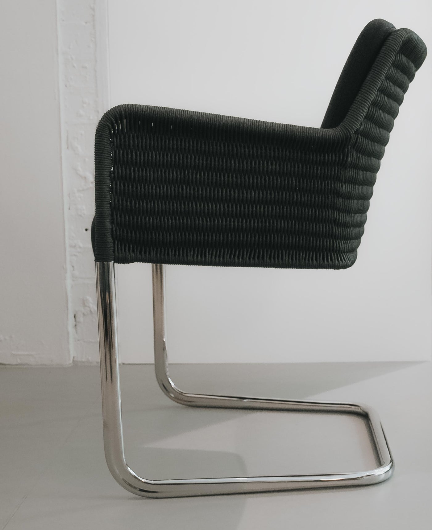 D43 Armchair Black